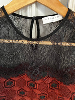 Charger l&#39;image dans la galerie, Ariane Brodier Haut en dentelle Sandro noir et marron
