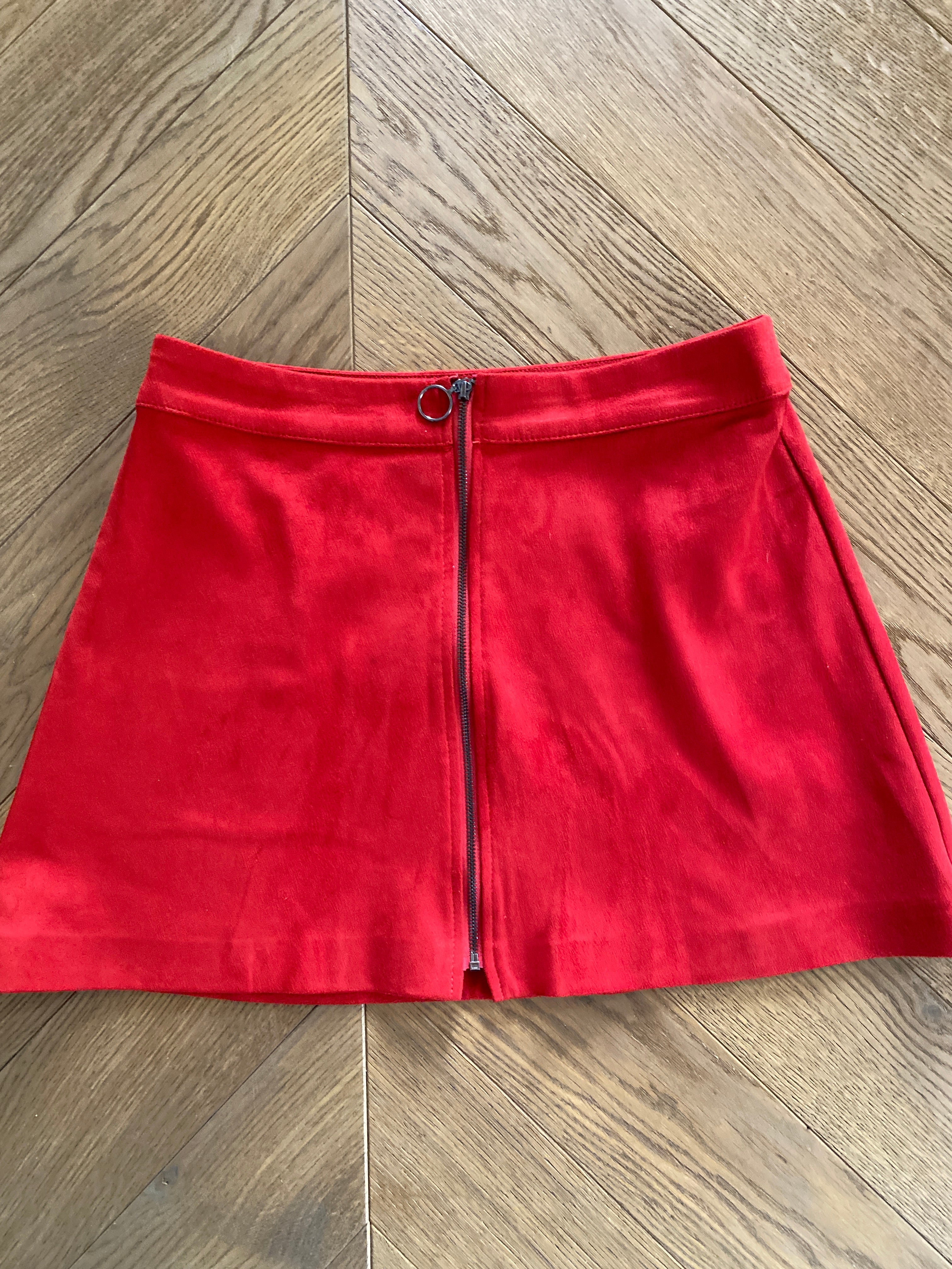 Charlotte Pirroni Jupe Zara en velours rouge