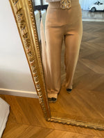 Charger l&#39;image dans la galerie, Charlotte Pirroni Pantalon camel Pretty little thing ceinture dorée
