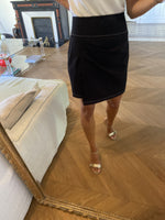 Charger l&#39;image dans la galerie, Jupe Zara courte noire couture blanche
