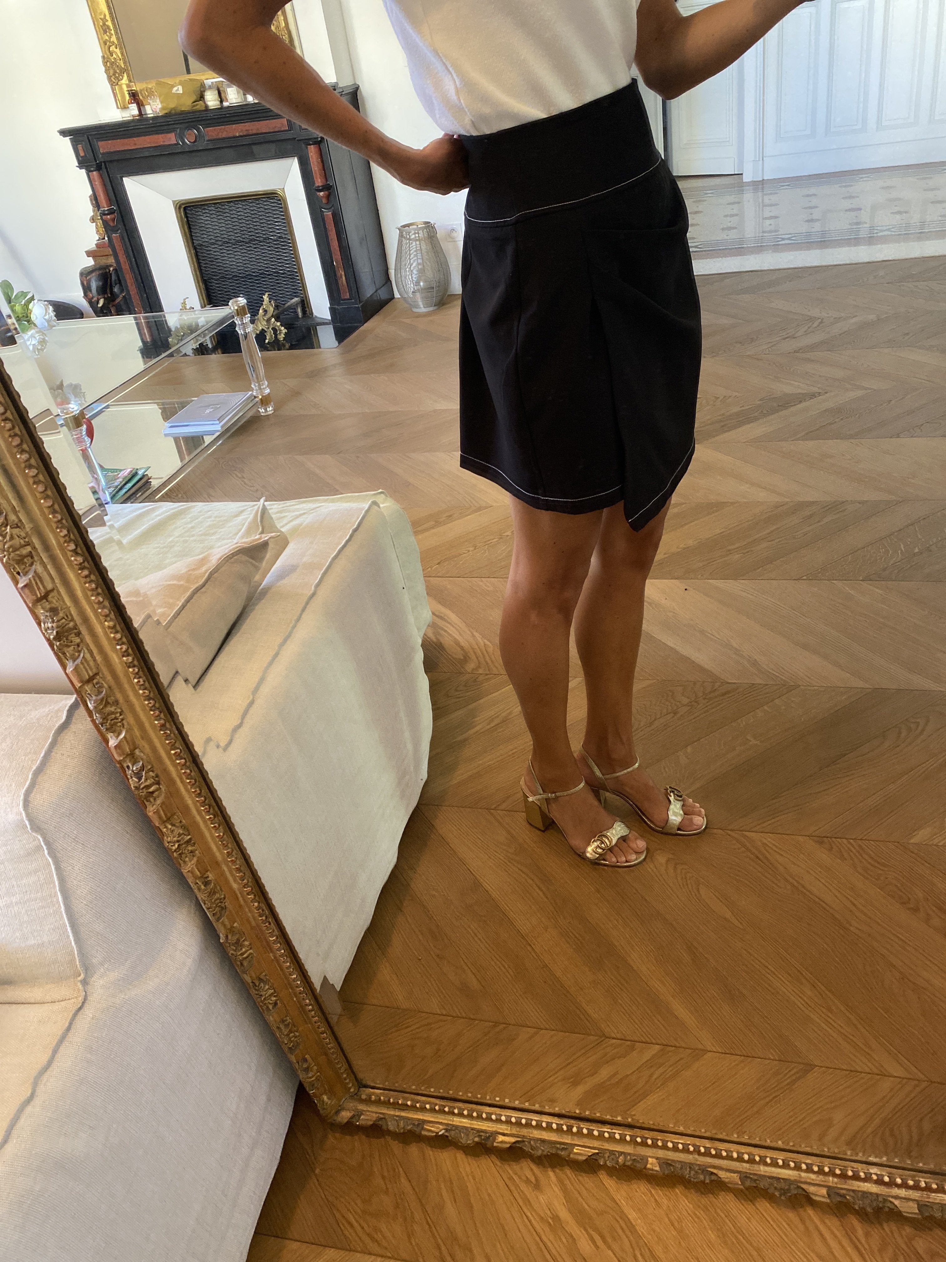 Jupe Zara courte noire couture blanche