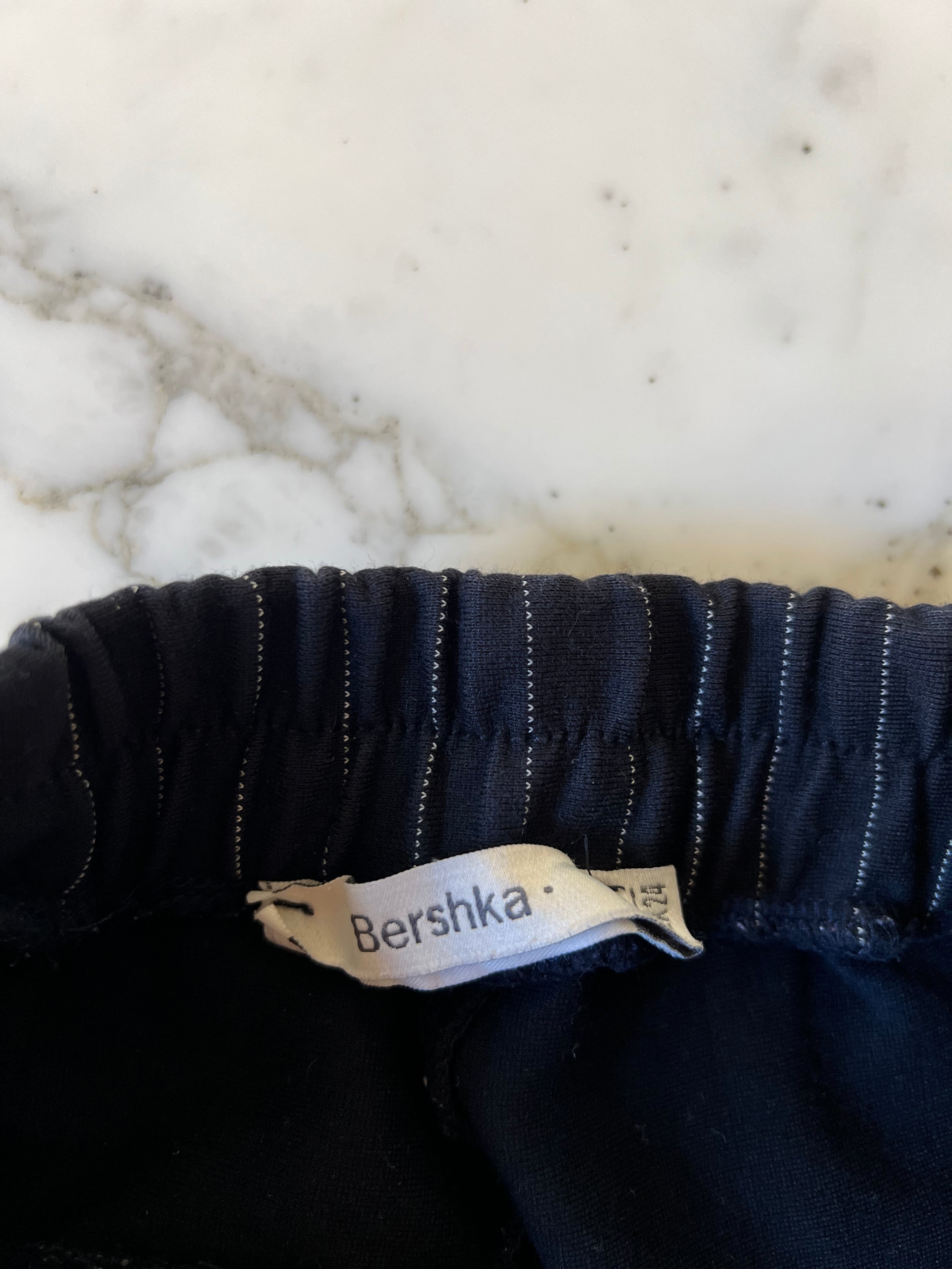 Pantalon Bershka bleu marine à fines rayures