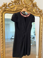 Charger l&#39;image dans la galerie, Robe Maje noir avec col collier
