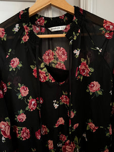 Robe Stradivarius noir à fleurs roses